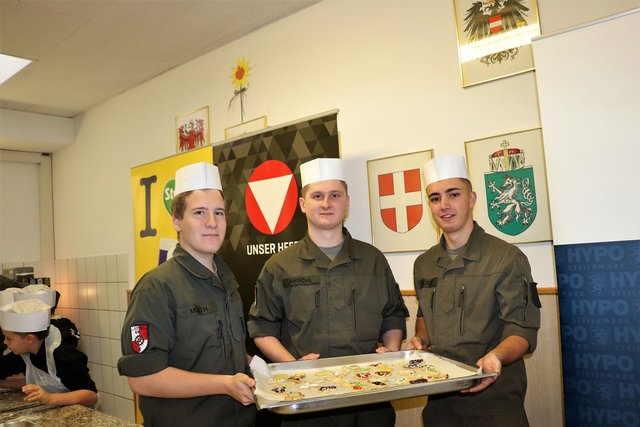 Die Rekruten Markus Mörth, Maximilian Amschl und Mario Smode stellten sich für Licht ins Dunkel mit Kindern an den Backtisch. | Foto: Edith Ertl