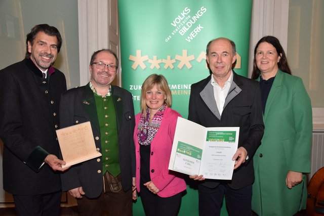 Bgm. Josef Wallner, Stadthistoriker Gerhard Fischer, Elke Kleindinst, Vzbgm. Anton Fabian und Manuela Suppan (v.l.) mit der Trophäe. | Foto: KK