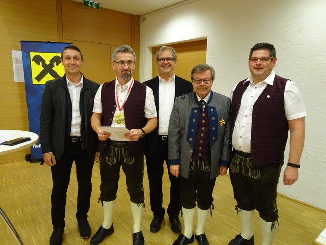 V.l.: Harald Haselmayr (Jury-Vorsitzender), Bernhard Ortner (Kapellmeister MV Wallern), Peter Brandmayer (Bezirksobmann), Hubert Igelsböck (MV Wallern &amp; Landes-Vizepräsident OÖBV) und Thomas Beiganz (Obmann MV Wallern &amp; Bezirkskapellmeister). | Foto: OÖBV Eferding
