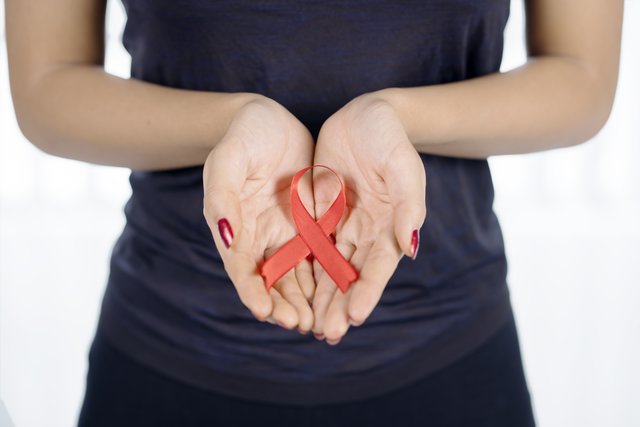 Die Schleife hat sich als Symbol für den Welt-AIDS-Tag etabliert. | Foto: Creativa Images / Fotolia