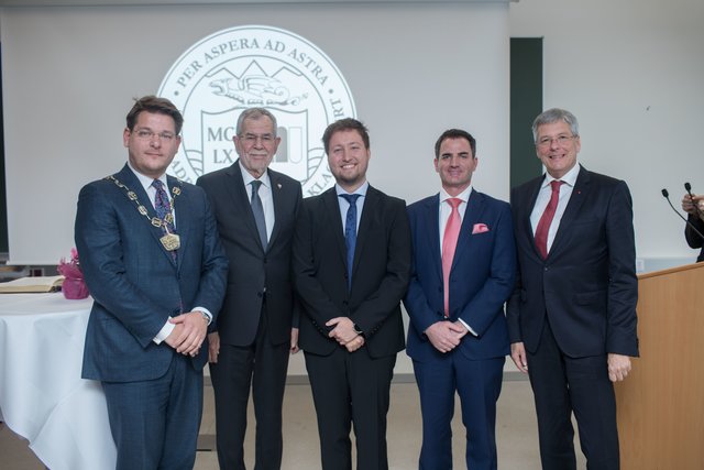 Rektor Oliver Vitouch, Bundespräsident Alexander van der Bellen, die Promovierten Benjamin Hackl und Christian Niemetz und LH Peter Kaiser | Foto: LPD/Peter Just