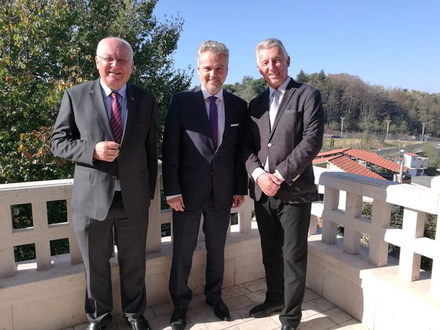 Franz Schausberger, Botschafter Johann Sattler und Helmut Mödlhammer (v.l.) in Tirana.   | Foto: Büro Schausberger