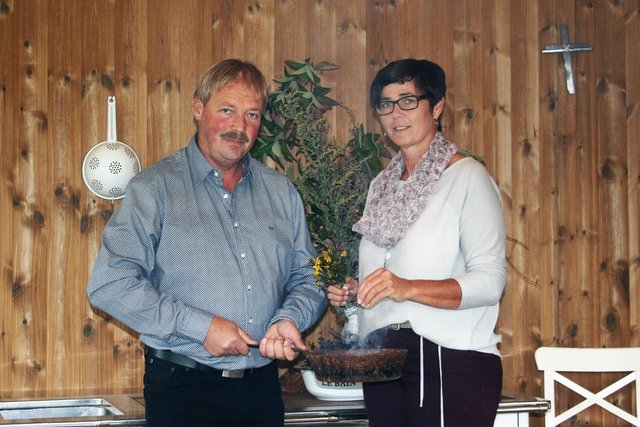 Claudia und Hans Dirnberger sind Biobauern und Kräuterspezialisten.  | Foto: Dirnberger