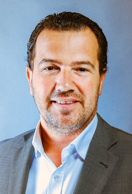 Richard Zweimüller, Geschäftsführer Media Markt Vöcklabruck: "Nicht alle Anschaffungen vor Weihnachten müssen unterm Christbaum liegen. Viele Kunden machen sich auch selbst ein hochwertiges Weihnachtsgeschenk.”   | Foto: Media Markt