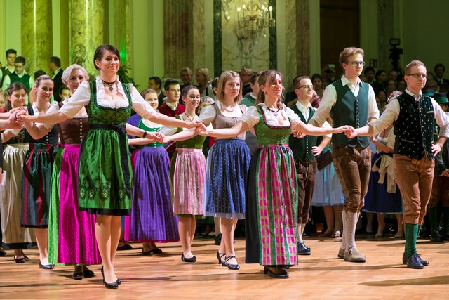Auf dem Steirerball erstrahlt die Hofburg in Grün. Der Dresscode: festliche Tracht oder Abendkleidung. | Foto: Ludwig Schedl