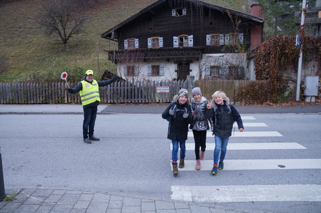 Die Schüler freuen sich über den Schülerlotsen "Opa Unger".