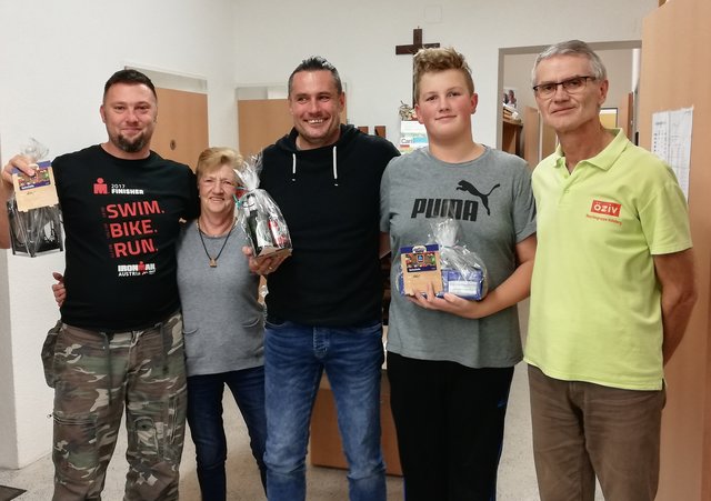 Fritz Muhri und Gerti Hohl mit den drei Siegers des Dartbewerbs