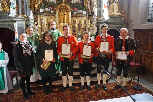 Cäcilienabzeichen in Bronze für Sophie-Madeleine Stabentheiner, Ferdinand Stadlober, Daniel Mascher, Michael Mascher und Andreas Mascher  | Foto: Margaretha Lexer
