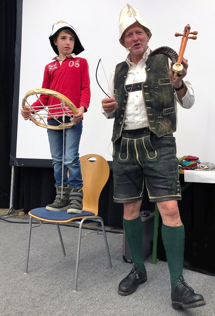 <f>Helmut Pichler</f> mit Gehilfen Manuel in Hallein.