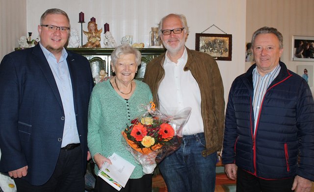 Bürgermeister Michael Göschelbauer, Maria Kornherr mit Sohn, Gemeinderat Josef Gnant | Foto: Marktgemeinde Altlengbach