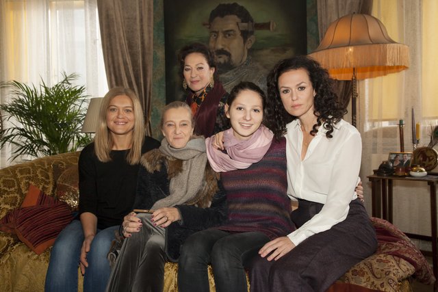 Frauenpower: Regisseurin Barbara Eder mit ORF-Programmdirektorin Kathrin Zechner und den Schauspielerinnen Charlotte Schwab, Noelia Chirazi  und Melika Foroutan (v.l.n.r.). | Foto: Helmut Jakich