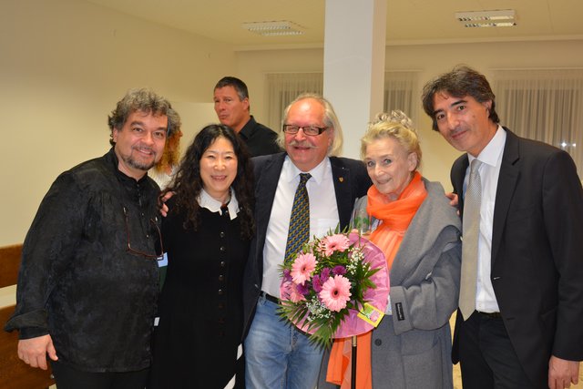 Freude über Ehrenmitgliedschaft: Andreas Roder, Pianistin Junko Tsuchiya, Karl J. Mayerhofer, Ulli Fessl und Celist Taner Türker. | Foto: Mayerhofer