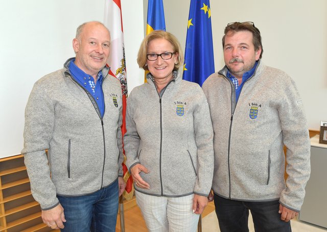 Austria-Shirt-Chef Herbert Böhm, Landeshauptfrau Johanna Mikl-Leitner und Karl Weichhart von der Autobahnpolizei Altlengbach. | Foto: NLK Pfeiffer