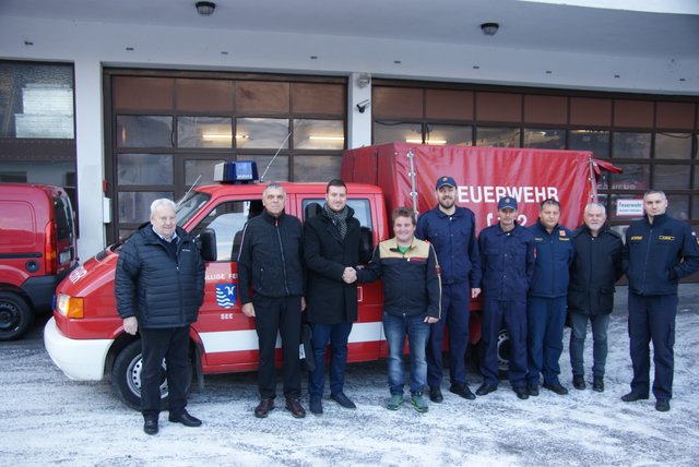 Offizielle Schlüsselübergabe in See: Bgm. Anton Mallaun, Koordinator Peter Logar, Bgm. Marko Barun, Kdt. Bernhard Spiss und die Vertreter der kroatischen Feuerwehr. 