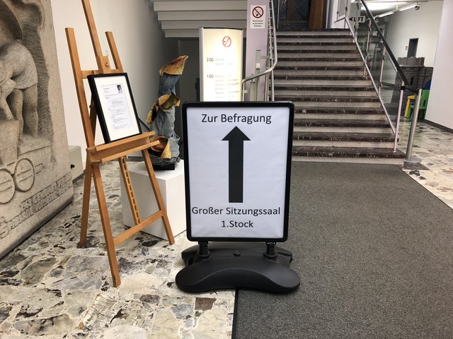 Die Wegweiser sind aufgestellt, der Raum der Befragung ist nicht zu übersehen. | Foto: Almer