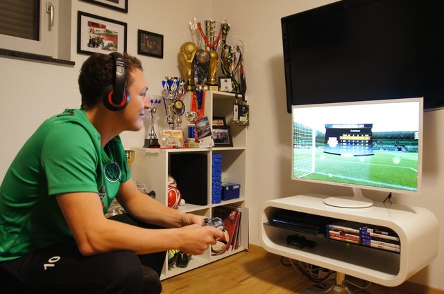 René Prantl übt derzeit intensiv an seiner Play-Station, um für das Finalturnier in Wien gerüstet zu sein. | Foto: CN12/Novak