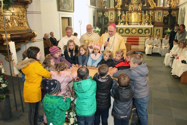 Bischof Dr. Alois Schwarz mit Pfarrer Wolfgang Reisenhofer und Friedrich Schuhböck mit den Kindern am neu geweihten Altar.
 | Foto: Gerhard Zeiss
