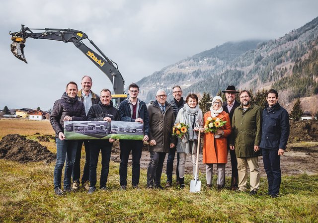 Spatenstich: DI BM Hans Lärchenberger, Günther Rupnik MIB, Holzbaumeister Walter Meiberger, Ing. Hannes Meindl, Stadtgemeinde Zell am See - Alexander Radlwimmer, Edwin Heger, Konzessionärin Mag. pharm. Gabriele Heger, Mag. pharm. Susana Niedan-Feichtinger, Thomas Feichtinger, Vbgm. Zell am See Karl Weber, Dr. Stephan Niedan | Foto: Areit Apotheke / Stefanie Oberhauser