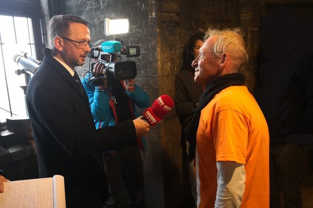 Noch in der Türmerstube musste Eberhard Jordan die ersten Interviews geben | Foto: Alexander Rüdiger