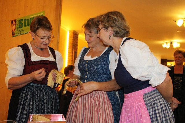 Die Goldhaubenfrauen diskutierten über das neue Mädchenband. | Foto: Privat
