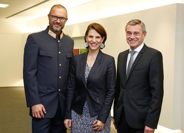 Landespolizeidirektor (OÖ) Andreas Pilsl, Staatssekretärin Karoline Edtstadler und RLB (OÖ)-Generaldirektor Heinrich Schaller (v. l.). | Foto: RLB OÖ/Strobl