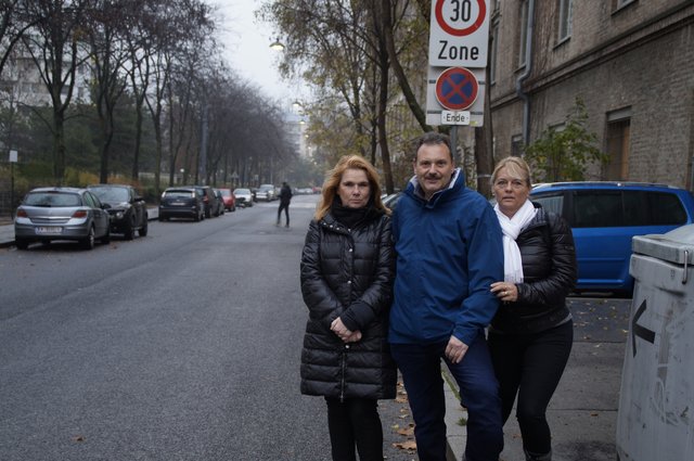 "Hier keine Bim" fordern die Anrainerinnen Susanna Schlögel (l.) und Sonja Mertz sowie FPÖ-Bezirksvize Michael Mrkvicka.