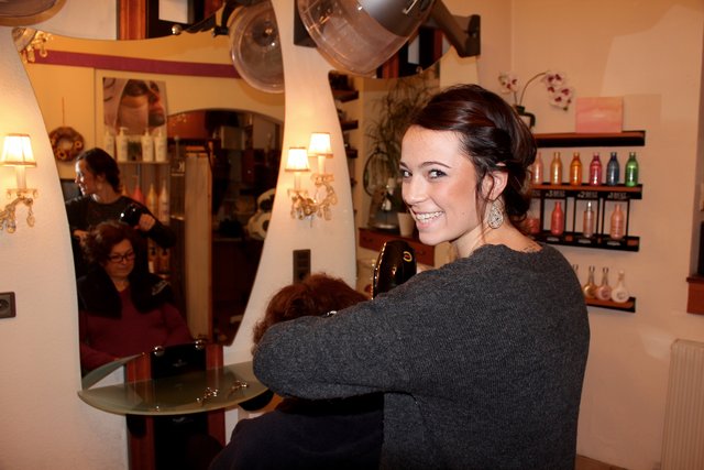 Vanessa Schwertführer liebt ihren Beruf. Ihre Erfahrungen, Tipps und mehr zum Friseurberuf gibt es auf www.facebook.com/karrieremitschere