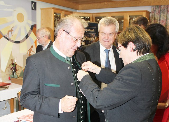 &lt;f&gt;Verleihung der Victor-Adler-Plakette&lt;/f&gt; an Bgm. Karl Dobnigg durch LR Anton Lang und NRAbg. Birgit Sandler (v.l.). | Foto: SPÖ