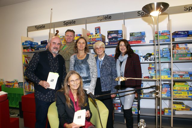 Wolfgang Reinke, Hannes Schindler, Gudrun Schindler, Waltraud More, Stadtbücherei-Leiterin Astrid Arztmann (hinten von links) und Hadwig Schindler-Hopfgartner (vorne) | Foto: Stadtbücherei Spittal