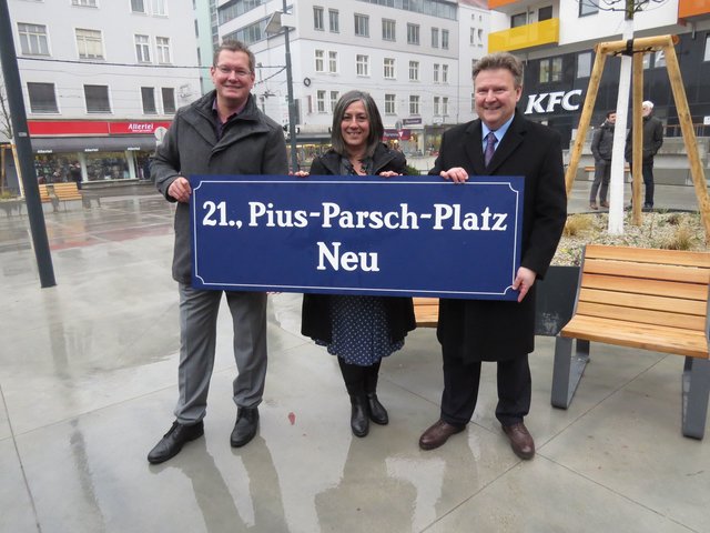 Bezirksvorsteher Georg Papai, Vizebürgermeisterin Maria Vassilakou und Wiens Bürgermeister Michael Ludwig eröffneten den neuen Pius-Parsch-Platz.