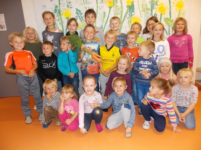 Die Kindergartler und die Volksschüler aus Pinswang gewannen mit ihrem Wunderling „Zwei Arme - zwei Beine“ die Bezirkswertung. | Foto: Verband der Tiroler Obst- und Gartenbauvereine