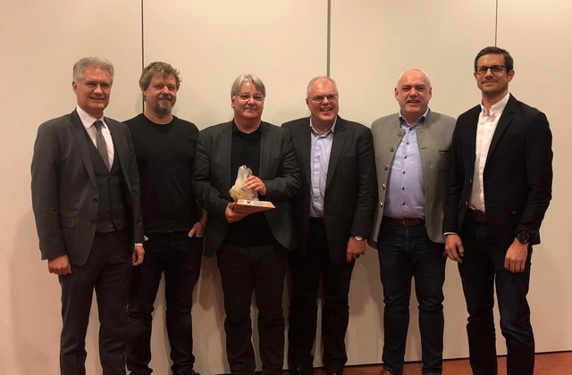 Bei der Preisverleihung:
Raika-Direktor Georg Hörl, Mario Steidl,  Architekt Wolfgang Hartl, Matthias Neumayr, TVB-Obmann Hannes Riedlsperger, Marco Pointner (GF der Saalfelden Leogang Touristik)
 | Foto: Foto: Saalfelden Leogang Touristik GmbH