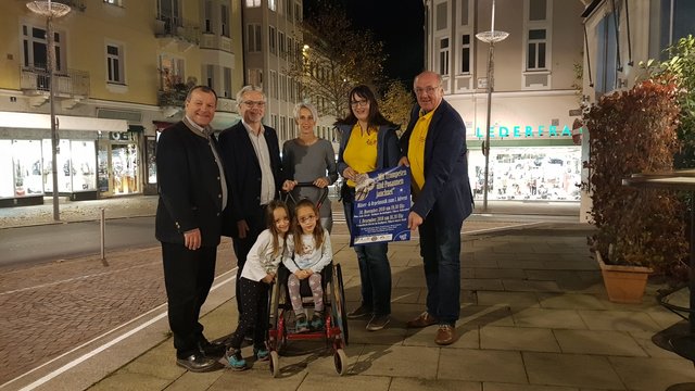 In der Mitte Celina mit ihrer Zwillingsschwester mit Vertretern des Lions Club Villach und der Stadtkapelle Villach