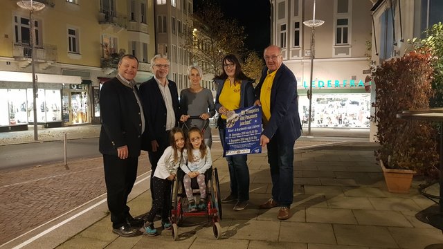 In der Mitte Celina mit ihrer Zwillingsschwester mit Vertretern des Lions Club Villach und der Stadtkapelle Villach | Foto: Lions Club Villach