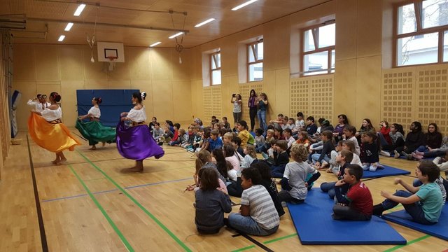 Eine Tanzgruppe aus Mexiko in der Volksschule mit Herz anlässlich des Día de los Muertos.