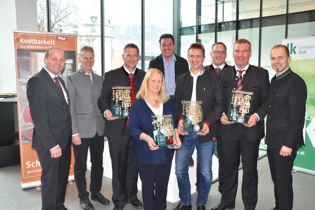 Die Landessieger mit LH-Stv. Josef Geisler, Obmann Agrarmarketing Tirol, Wendelin Juen, LK-Fachbereichsleiter Spezialkulturen und Markt, 
Josef Hechenberger, Präsident Landwirtschaftskammer Tirol und Ulrich Jakob Zeni, LK-Referent für Obstverarbeitung