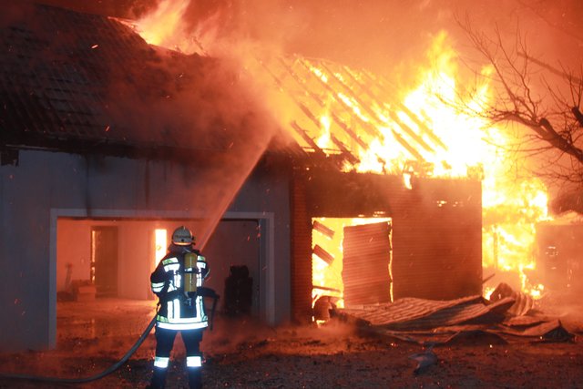 Die Flammen schlugen aus dem Holzzubau. | Foto: FF Böheimkirchen-Markt