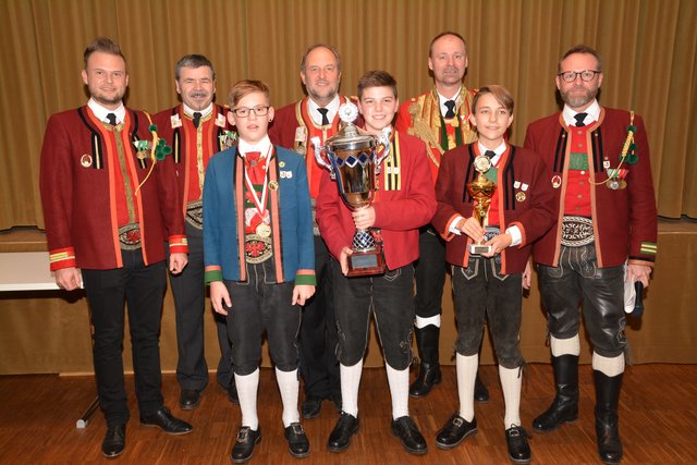 Die stolze Siegermannschaft des Bataillons Sonnenburg mit den Betreuern. | Foto: Gregoritsch
