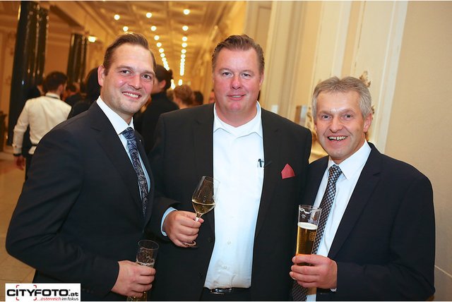 Josef Paukenheiner (Brauunion, rechte Seite) und Michael Hofstetter vom Catering-Unternehmen "Fest und Gast", links. | Foto: cityfoto.at