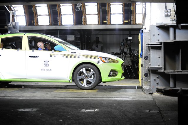 Die neue hochmoderne Crash-Test-Anlage von Ford ist 15,5 Millionen Euro teuer.