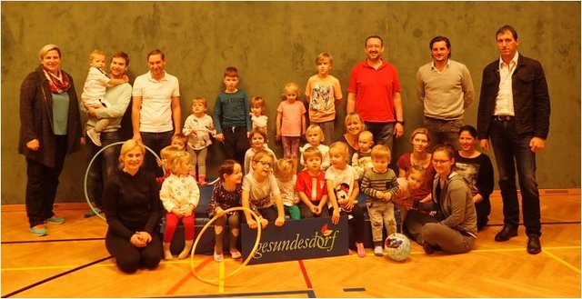 Ein Teil der Kinder mit Eltern.
g.R: Bernd Kremsner - Gesundes Dorf St. Michael