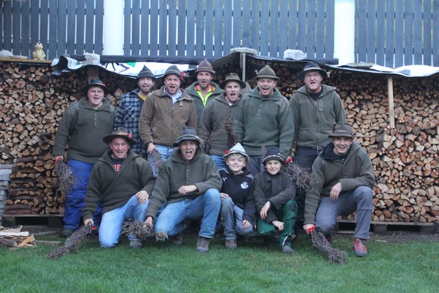 Die Mitglieder vom Rietzer Nikolausverein bereiten sich schon auf den Umzug am 5. Dezember vor. | Foto: Martin Dollnig