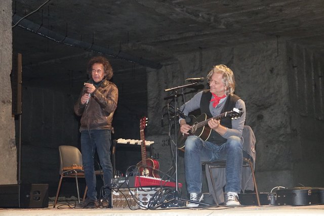 "Blues &amp; Ballads" in der Aflenzer Römerhöhle: Das kongeniale südsteirisch-niederbayerische Blues-Duo "Sir" Oliver Mally und Hubert Hofherr packte ein abwechslungsreiches Programm aus dem Gitarren- und Mundharmonikakasten aus. 