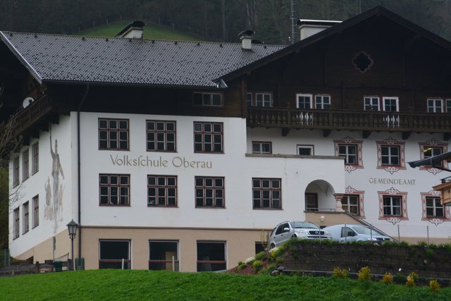 Das mit Denkmalschutzauflagen bedachte Wildschönauer Gemeindeamt vor Beginn der größeren Sanierungsmaßnahmen, die im Oktober 2019 abgeschlossen sein sollen. In den beiden oberen Geschossen sollen neun Mietwohnungen der NHT entstehen.