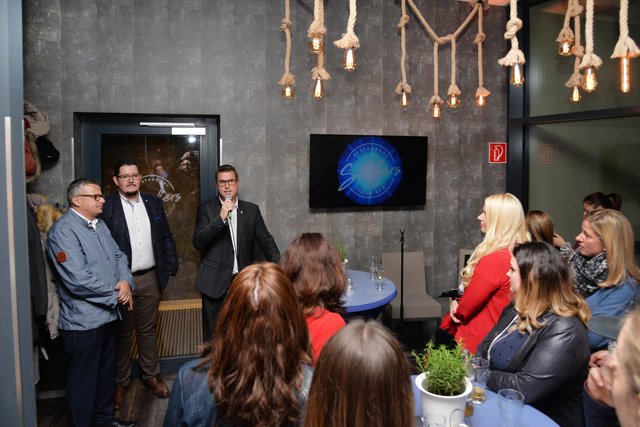 Bgm Christian Härting begrüßte die Gäste beim "Pre-Opening" und lobte die Vorzüge des neuen Telfer Restaurants. Links: Bad-Geschäftsführer Markus Huber und Restaurantleiter Michael Rimml.