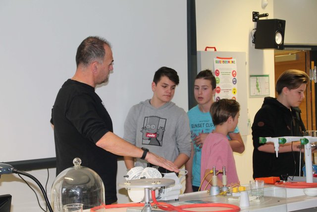 Herwig Köll im Physikunterricht