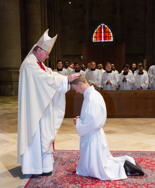 Bischof Manfred Scheuer (l.) weihte Johannes Hofer am 10. November im Linzer Mariendom zum Diakon.
