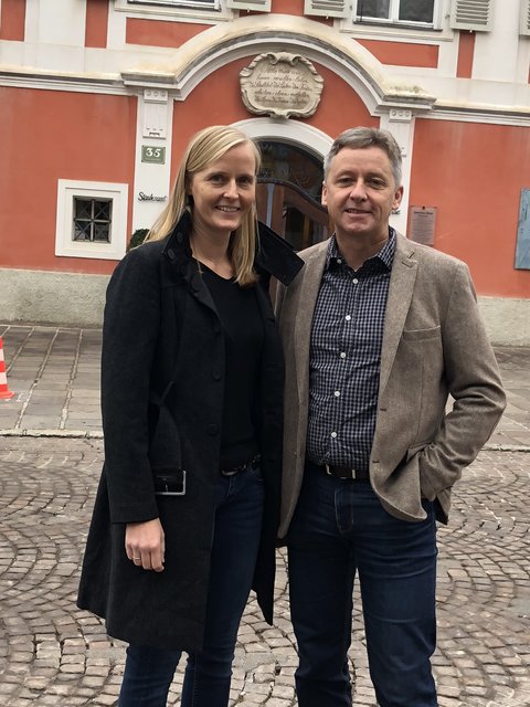 Die Sprecherin der Grünen im Bezirk Deutschlandsberg Maria Huber und LAbg. Lambert Schönleitner nach dem Pressegespräch am Deutschlandsberger Rathausplatz. | Foto: Veronik