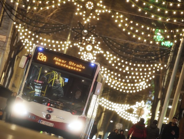 Der 13A kann an den Einkaufssamstagen nicht über die Mariahilfer Straße fahren und wird geteilt.  | Foto: Johannes Zinner