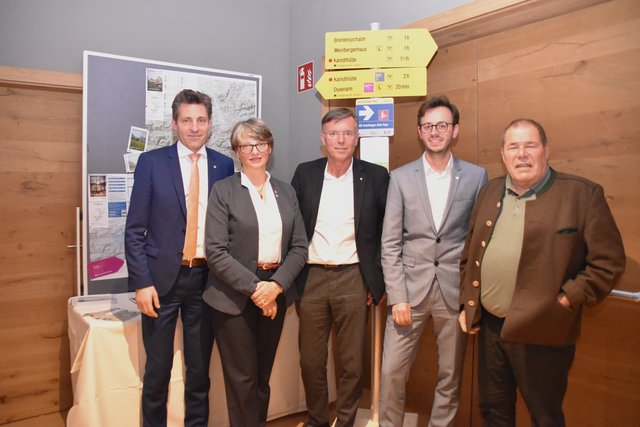 Aufsichtsratsvorsitzender Helmut Naschberger, TFB-GF Stv. Sabine Mair, TVB-Obmann Johann Mauracher, TVB-GF Stefan Pühringer und Obmann Stv. Markus Atzl (v.l.) bei der Vollversammlung in Bad Häring.